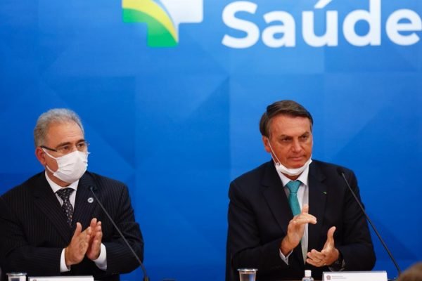 Presidente Jair Bolsonaro e o Ministro Marcelo Queiroga durante evento de Assinatura do contrato de transferência de tecnologia da AstraZeneca para a Fundação Oswaldo Cruz (Fiocruz) em Brasília.