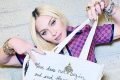 Madonna mostrando sua ecobag customizada da marca Ministry of Tomorrow para a ação beneficente Art for Education