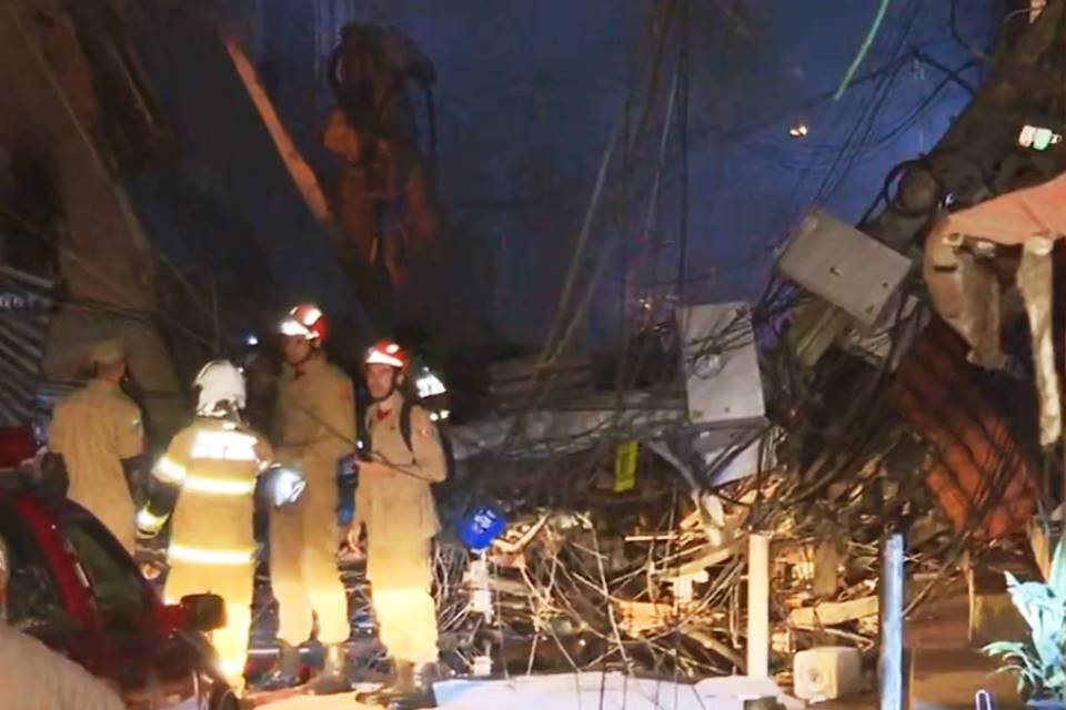 Prédio de 4 andares desaba no Rio de Janeiro