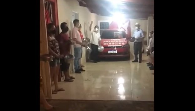 Professor preso por faixa contra Bolsonaro faz panelaço em casa
