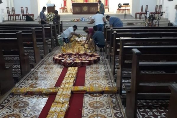 Igreja transforma tapetes decorativos em doações na Paraíba