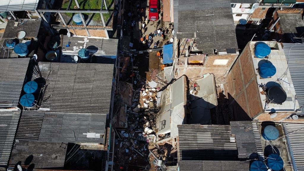 Imagens de drone do prédio que desabou em Rio das Pedras