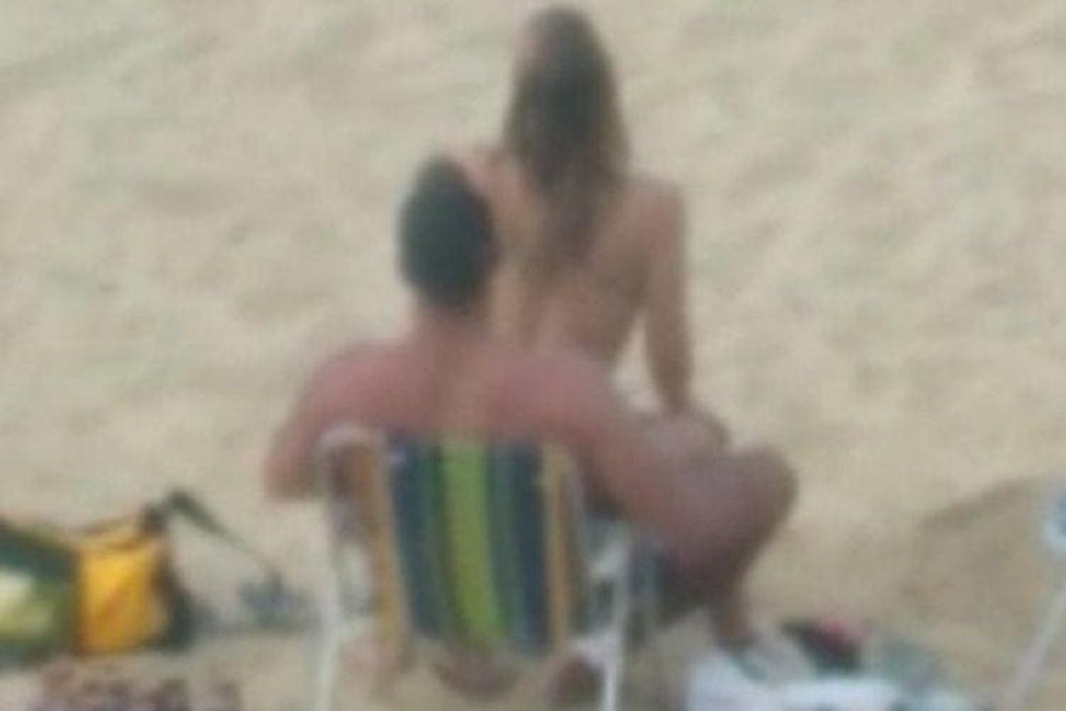 Casal fazendo sexo na praia