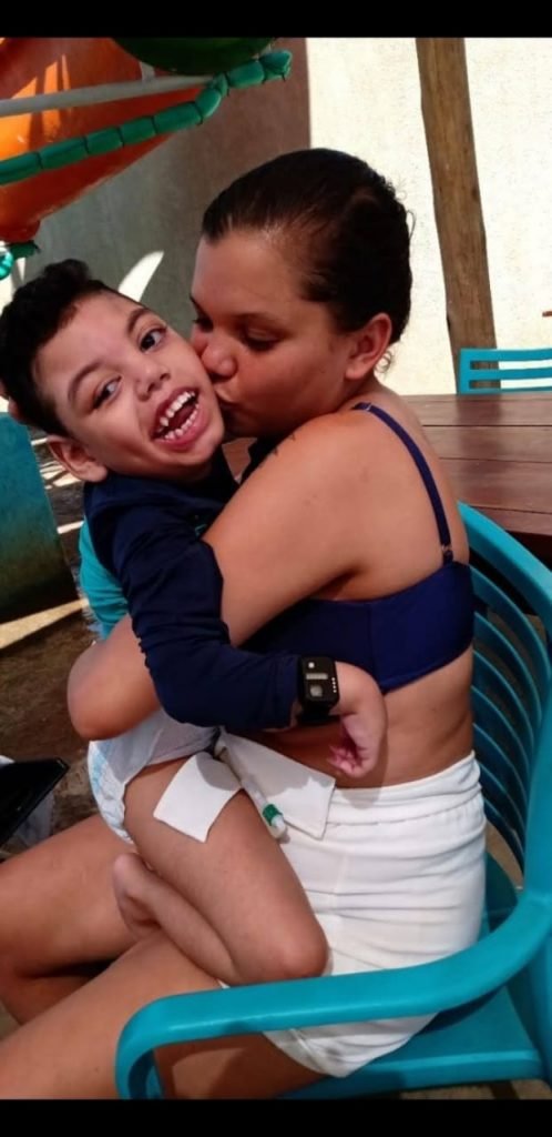 Sabrina Duarte, de 24 anos, com o filho de 4 anos.