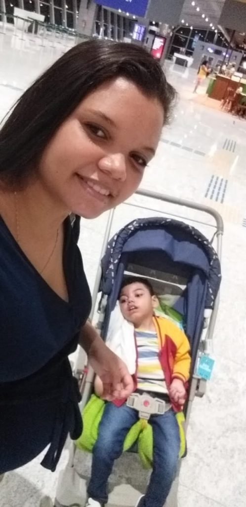 Sabrina Duarte, de 24 anos, com o filho de 4 anos.