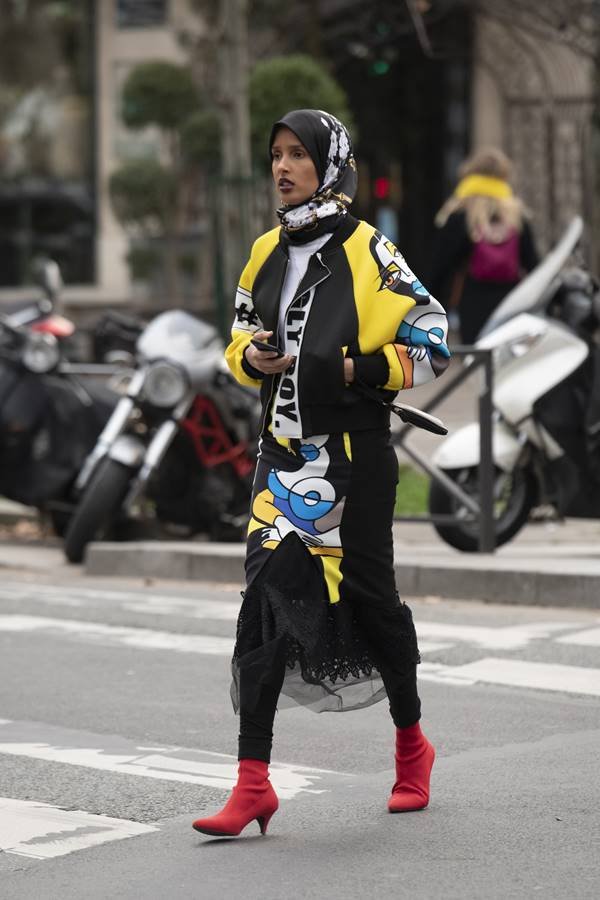 Modelo Rawdah Mohamed usando hijab no street style