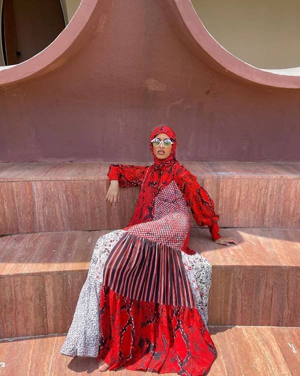 Modelo Rawdah Mohamed usando hijab