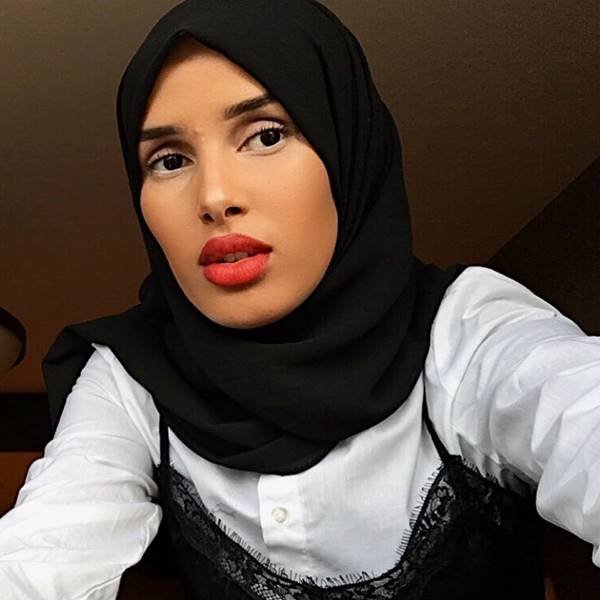 Modelo Rawdah Mohamed usando hijab