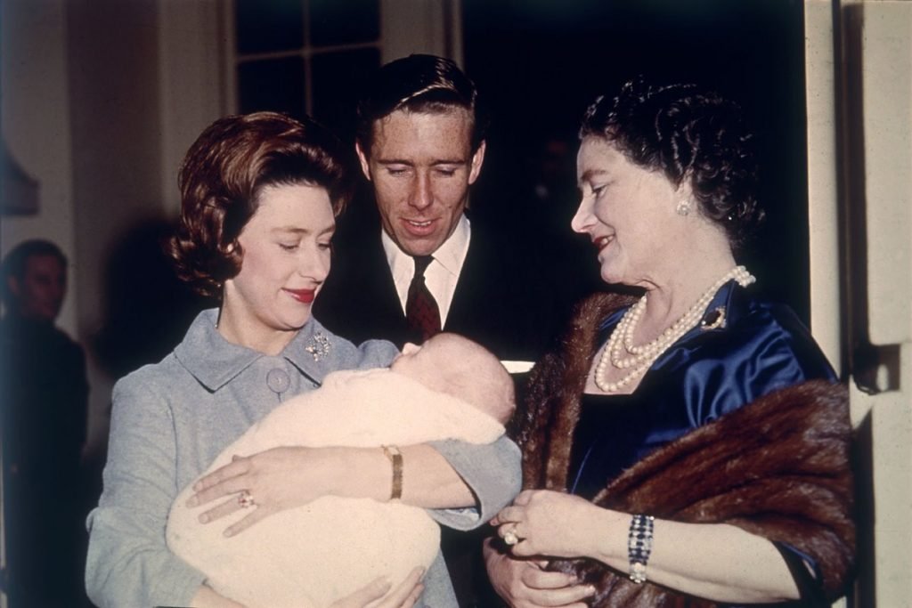 Princesa Margaret com o filho David no colo. Ao lado dela, estão Antony Armstrong-Jones e