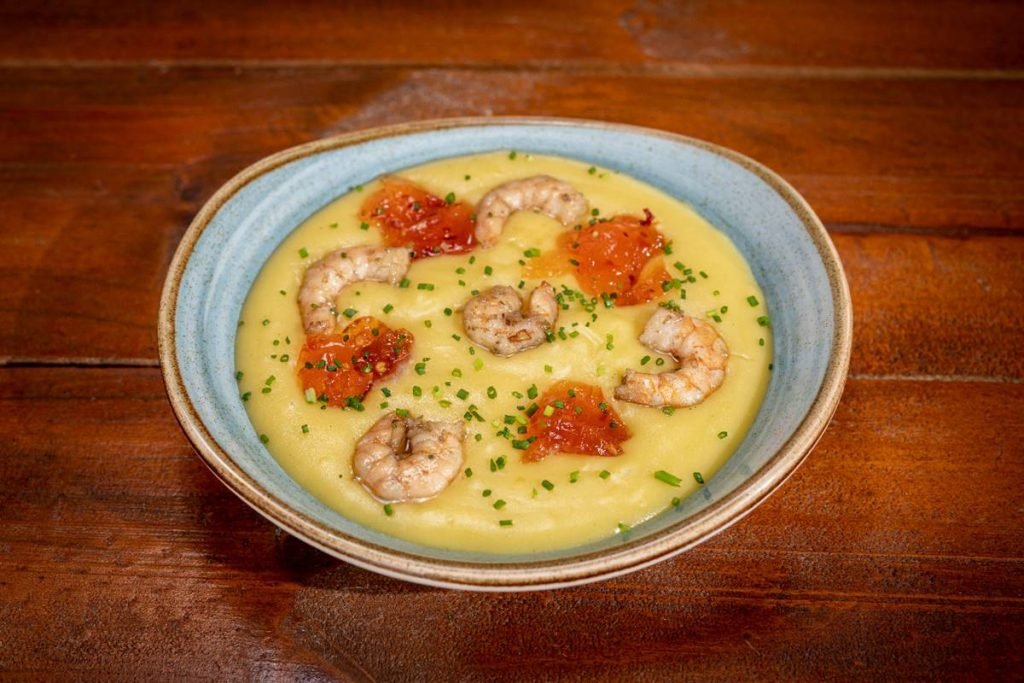 Prato com caldo de batata baroa e camarões