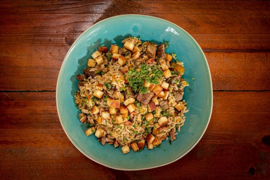 Prato com arroz carreteiro