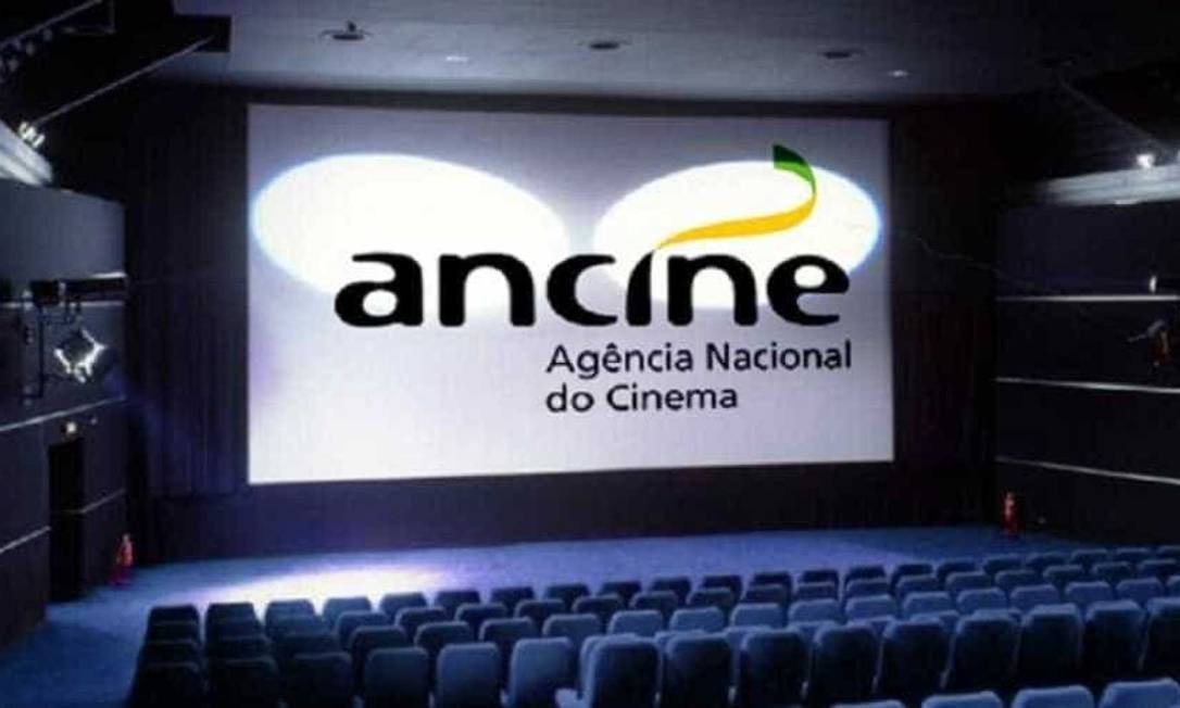 Foto de uma sala de cinema vazia com o logo da Ancine no telão onde os filmes são reproduzidos - Metrópoles