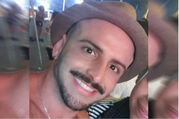 homem sorrindo