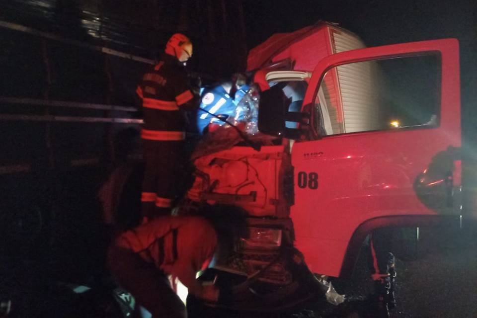 polícia resgata vítimas de acidente entre caminhões na BR-050, em goiás