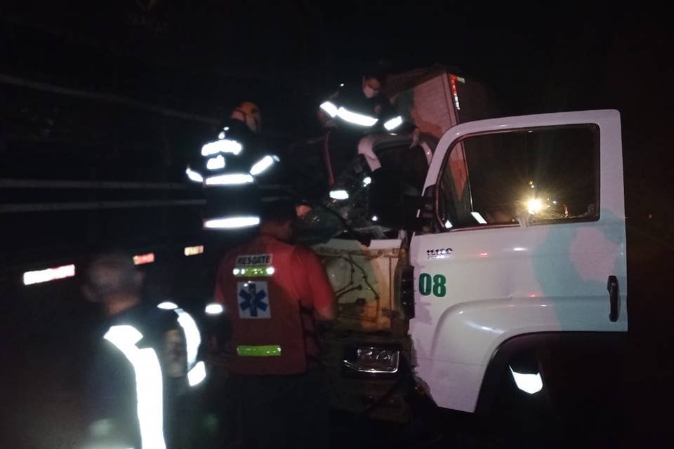 polícia resgata vítimas de acidente entre caminhões na BR-050, em goiás