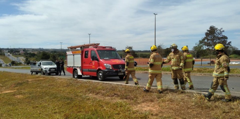bombeiros em atendimento