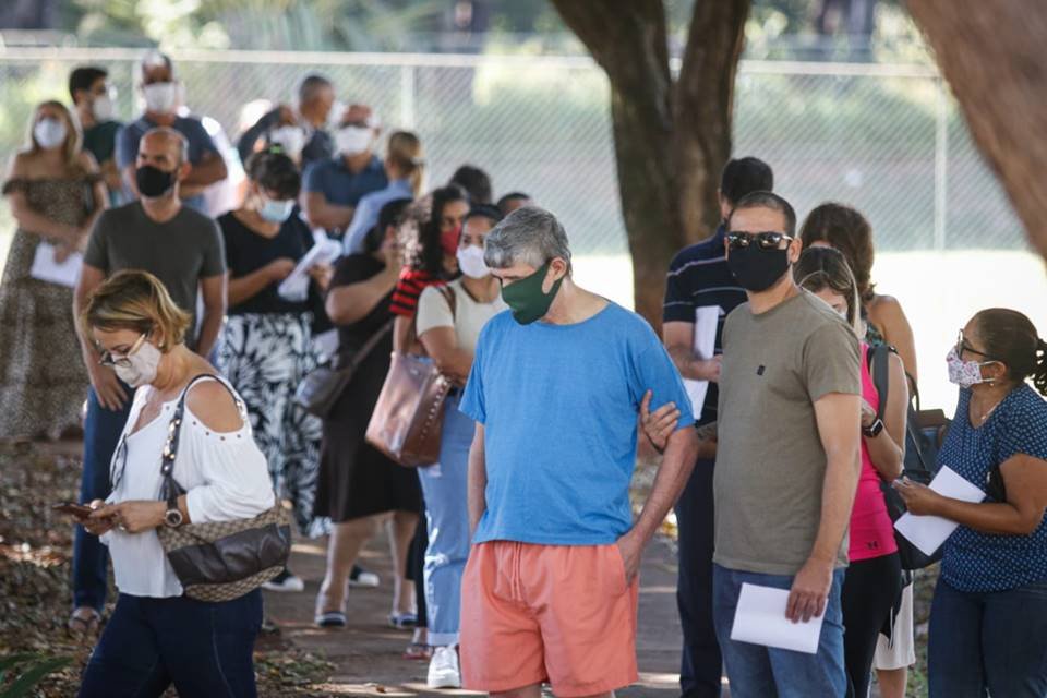Vacinação de pessoas com 59 anos na 612 Sul
