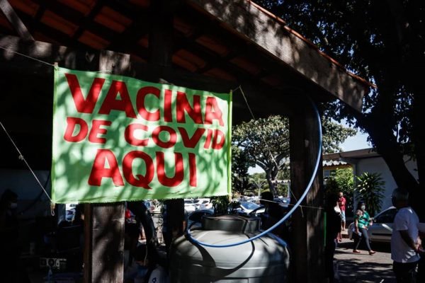 Vacinação de pessoas com 59 anos na 612 Sul