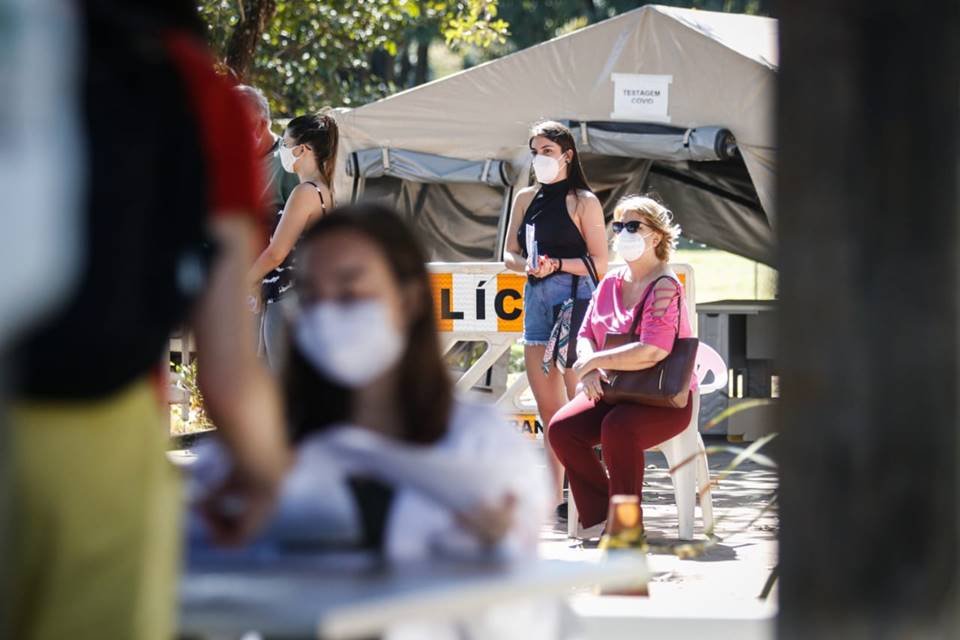 Vacinação de pessoas com 59 anos na 612 Sul
