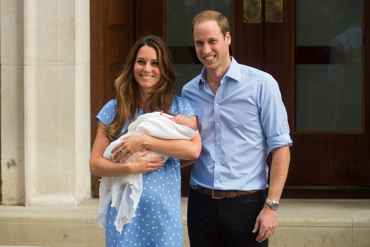 Kate Middleton e príncipe William com George
