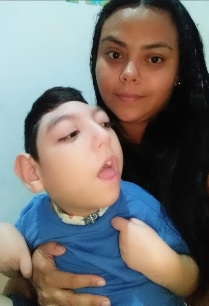 Nathalya Edla Almeida Silva, de 26 anos, com o filho, um menino de 5 anos
