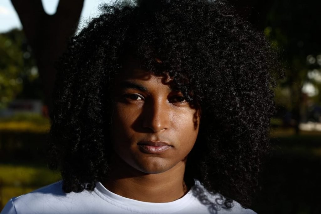 Músico Pedro Santos denuncia que foi proibido de cantar em igreja por conta de seu cabelo