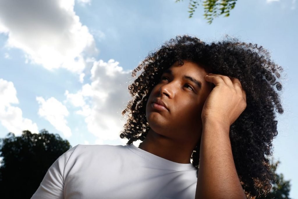 Músico Pedro Santos denuncia que foi proibido de cantar em igreja por conta de seu cabelo