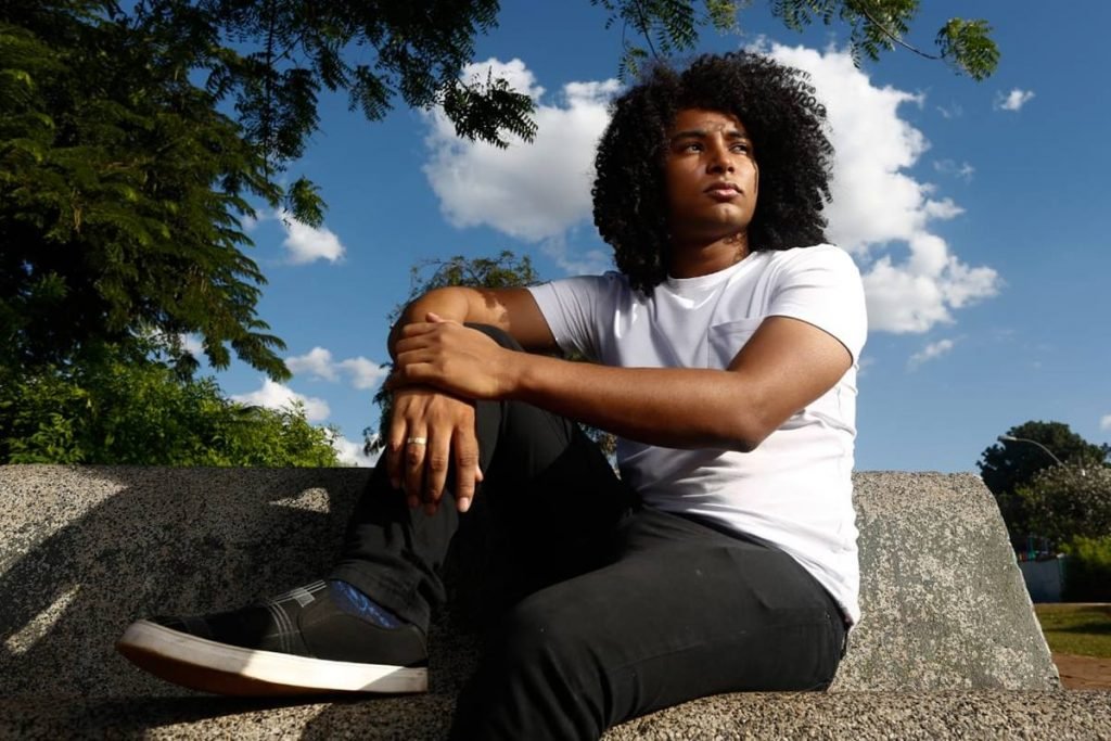 Músico Pedro Santos denuncia que foi proibido de cantar em igreja por conta de seu cabelo