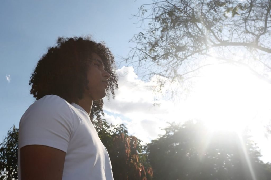Músico Pedro Santos denuncia que foi proibido de cantar em igreja por conta de seu cabelo