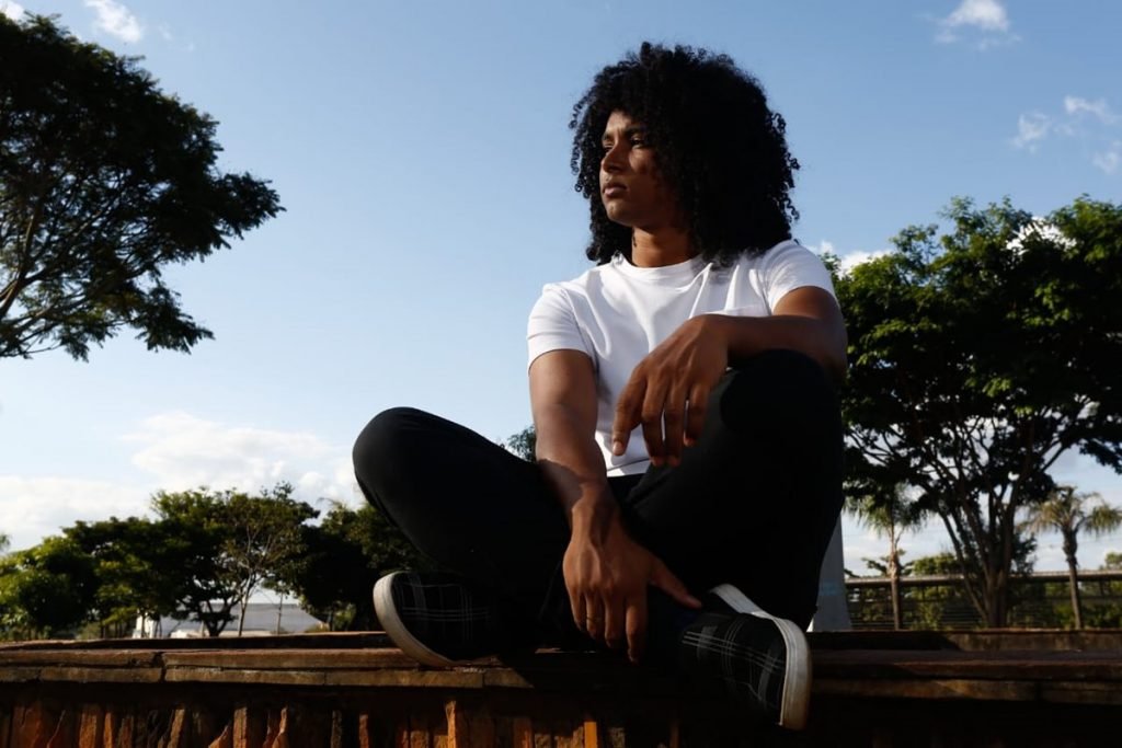 Músico Pedro Santos denuncia que foi proibido de cantar em igreja por conta de seu cabelo