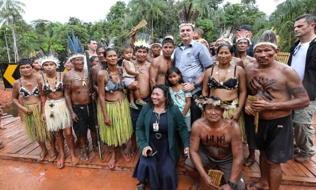 Bolsonaro com indígenas