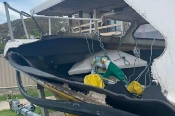 Jovem é esmagado por baleia durante pescaria