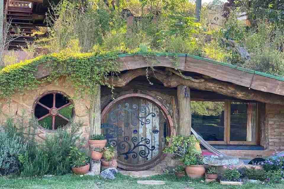 Disponível para aluguel, "casa hobbit" faz sucesso no interior de SP