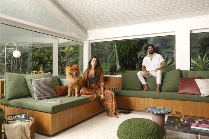 Casal na sala de estar