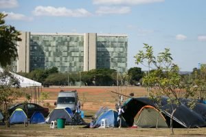 Indígenas acampados em Brasília enfrentam frio, sede e pedem ajuda