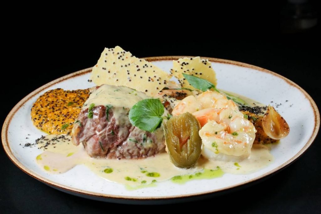 Prato com carne e molhos