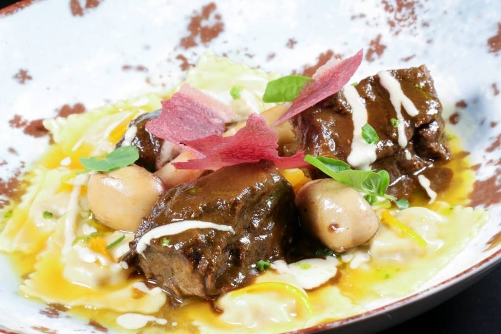Prato com massa recheada, carne e molhos