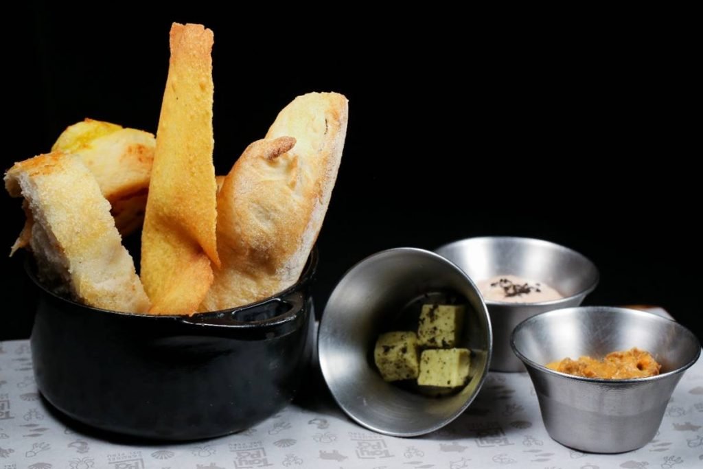 Potes com pães e pastas