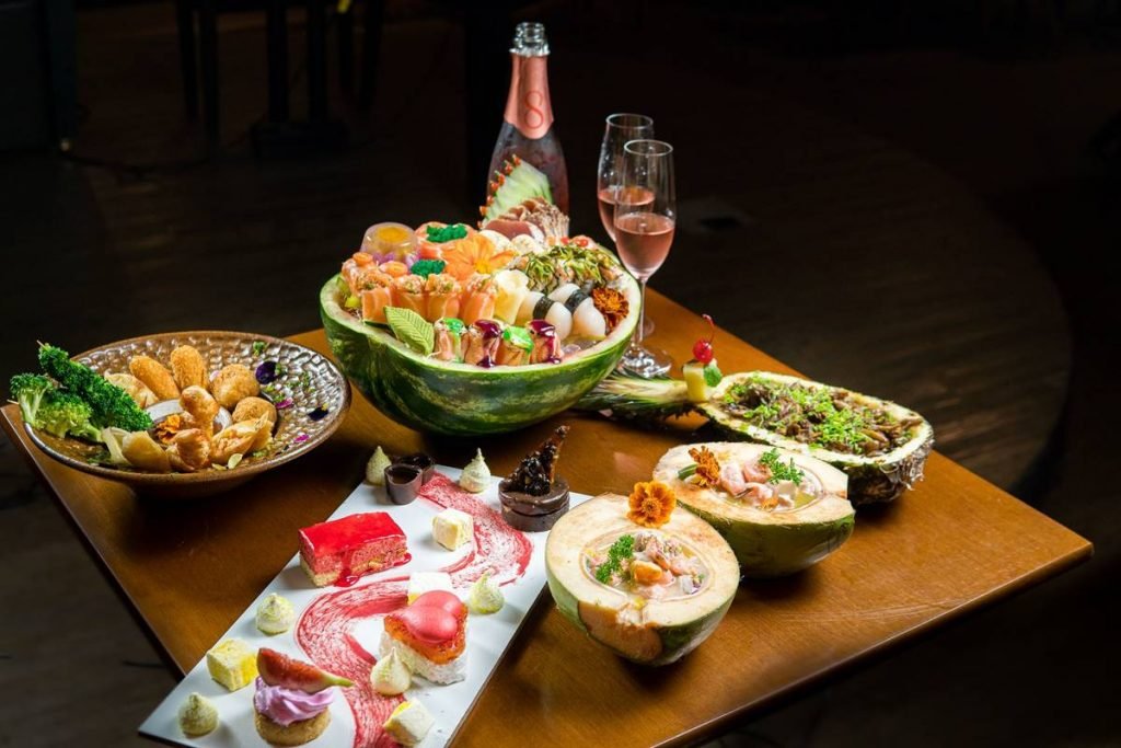 Na foto, uma mesa com comida japonesa - Metrópoles
