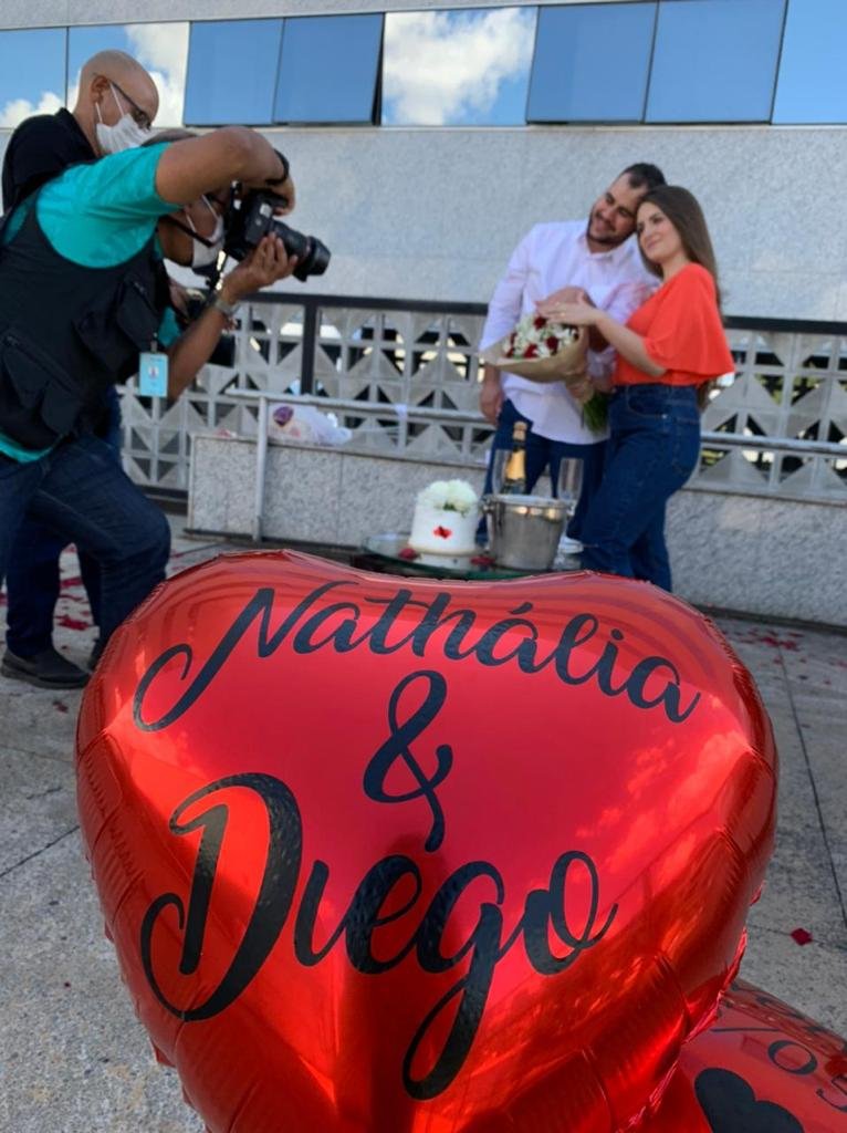 Pai de gêmeos prematuros pede mãe em casamento no hospital