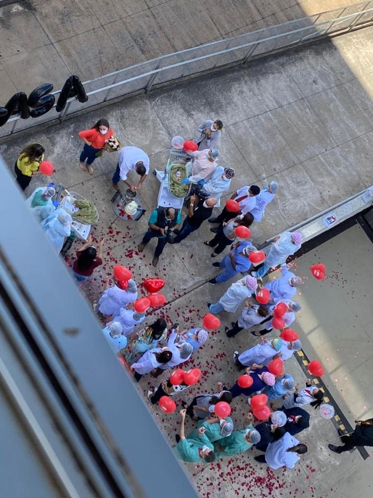 Pai de gêmeos prematuros pede mãe em casamento no hospital