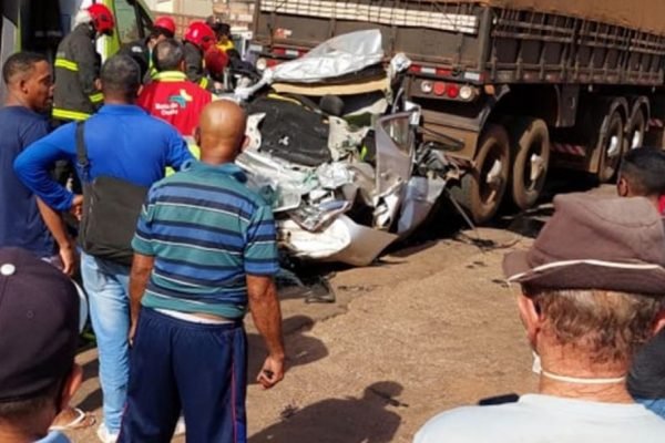 Carro foi completament esmagado entre dois caminhões