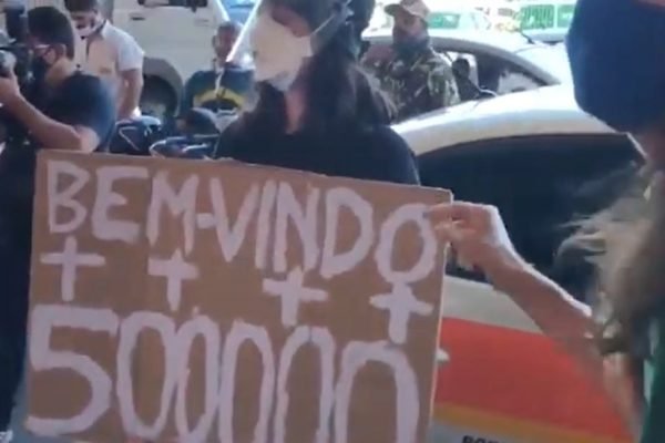 Apoiadores puxaram cartaz das mãos da jovem, que fazi protesto sozinha