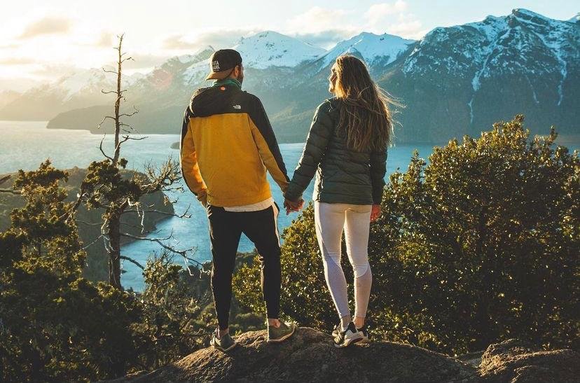 casal em montanhas