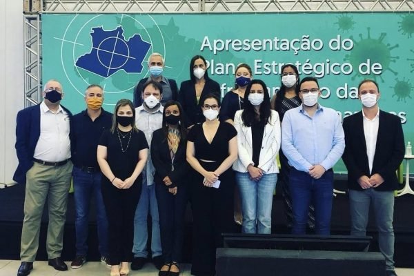 Comitiva de médicos em Manaus no lançamento do TrateCov