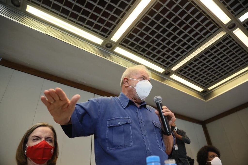 Lula durante reunião em hotel no Rio com lideranças de comunidades carentes