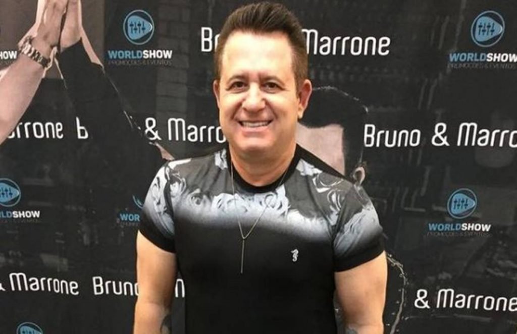 Cantor Marrone posa para câmera