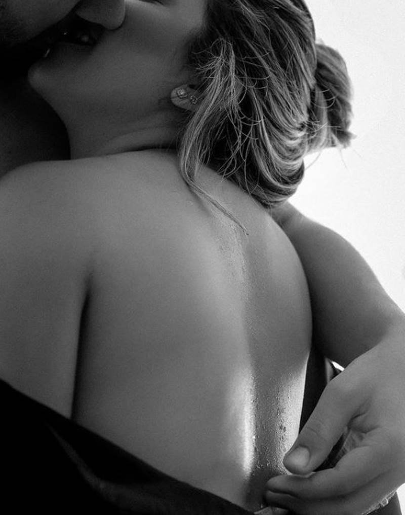 Mulher de costas com homem de mão nas costas