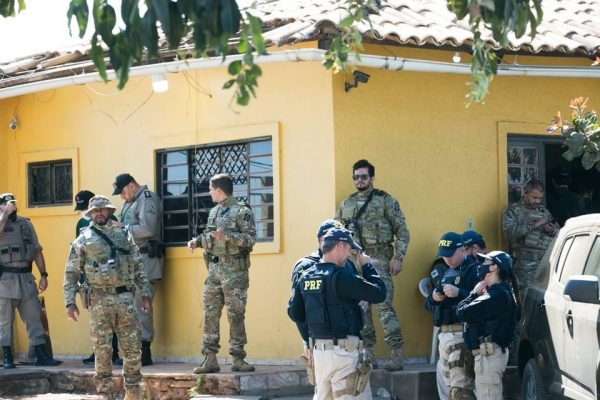 Cerco policial busca por suspeito de matar família no DF