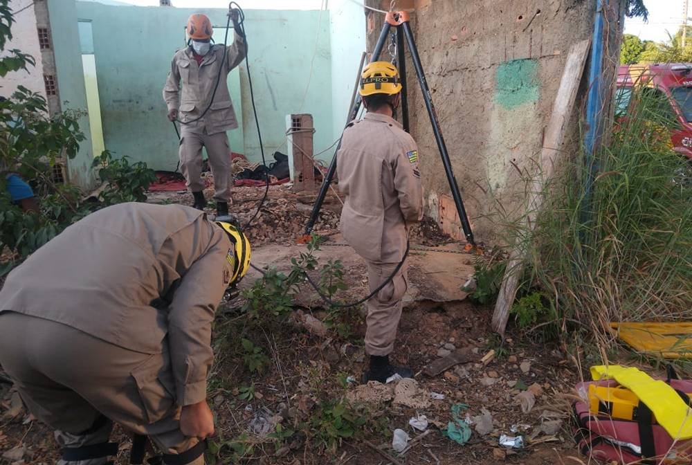 Resgate de adolescente que caiu em cisterna em Luziânia (GO)
